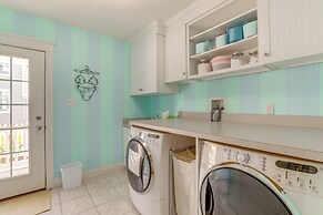 Spacious Avalon Beach House - 2 Blocks to Water!