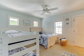 Spacious Avalon Beach House - 2 Blocks to Water!