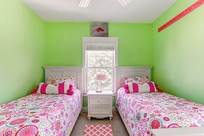 Spacious Avalon Beach House - 2 Blocks to Water!