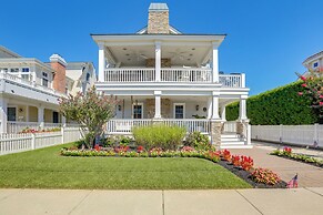 Spacious Avalon Beach House - 2 Blocks to Water!