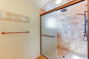 Spacious Avalon Beach House - 2 Blocks to Water!