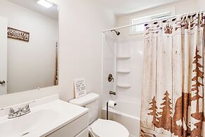 Furnished Deck + Fire Pit: Poconos Outdoorsy Gem