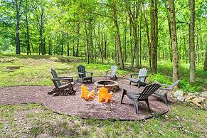 Furnished Deck + Fire Pit: Poconos Outdoorsy Gem