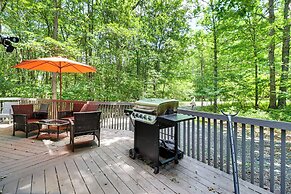 Furnished Deck + Fire Pit: Poconos Outdoorsy Gem