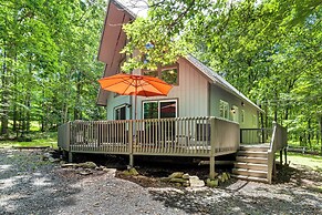 Furnished Deck + Fire Pit: Poconos Outdoorsy Gem