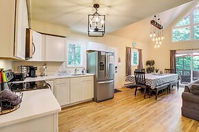 Furnished Deck + Fire Pit: Poconos Outdoorsy Gem