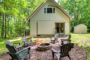 Furnished Deck + Fire Pit: Poconos Outdoorsy Gem