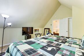 Furnished Deck + Fire Pit: Poconos Outdoorsy Gem