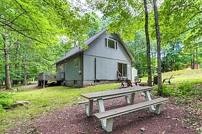 Furnished Deck + Fire Pit: Poconos Outdoorsy Gem