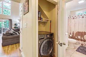 Furnished Deck + Fire Pit: Poconos Outdoorsy Gem