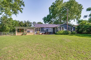 1 Mi to Dtwn: Family-friendly Brenham Bungalow!