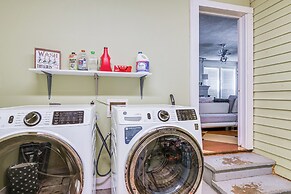 1 Mi to Dtwn: Family-friendly Brenham Bungalow!