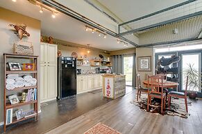 Peaceful Texas Getaway ~ 16 Mi to New Braunfels!