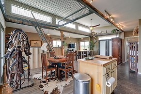 Peaceful Texas Getaway ~ 16 Mi to New Braunfels!