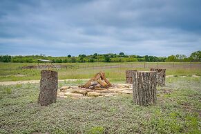 Peaceful Texas Getaway ~ 16 Mi to New Braunfels!