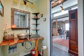 Peaceful Texas Getaway ~ 16 Mi to New Braunfels!