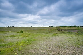 Peaceful Texas Getaway ~ 16 Mi to New Braunfels!