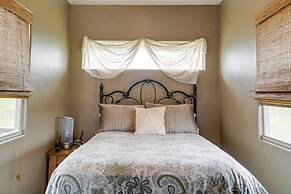 Peaceful Texas Getaway ~ 16 Mi to New Braunfels!