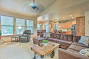 Spacious Sunriver Home w/ Hot Tub & Gas Grill
