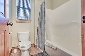 Spacious Sunriver Home w/ Hot Tub & Gas Grill