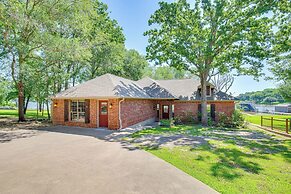 Views & Private Dock: Lakefront Eustace House!