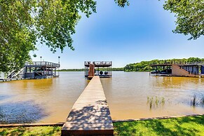 Views & Private Dock: Lakefront Eustace House!