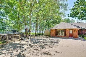Views & Private Dock: Lakefront Eustace House!