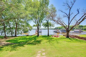 Views & Private Dock: Lakefront Eustace House!