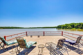 Views & Private Dock: Lakefront Eustace House!
