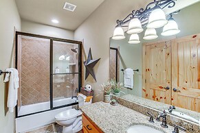 Views & Private Dock: Lakefront Eustace House!
