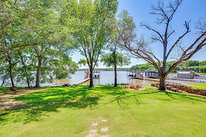 Views & Private Dock: Lakefront Eustace House!