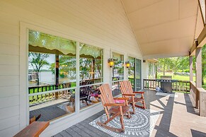 Views & Private Dock: Lakefront Eustace House!