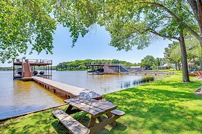 Views & Private Dock: Lakefront Eustace House!