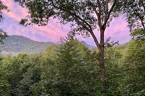 Alpine Getaway w/ Grill: Walk to Lake!