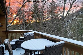 Alpine Getaway w/ Grill: Walk to Lake!