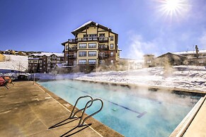 Ski-in/ski-out Access: Mtn-view Granby Condo!