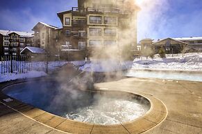 Ski-in/ski-out Access: Mtn-view Granby Condo!