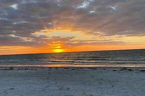 Indian Rocks Beach Home - 2 Blocks to Beach!