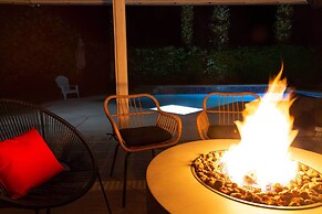 Covered Patio, Pool & Games: Home in Palm Springs