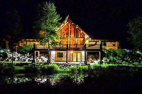 Custom Bitterroot Valley Cabin w/ Hot Tub & Views!