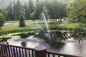 Custom Bitterroot Valley Cabin w/ Hot Tub & Views!