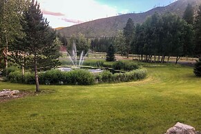 Custom Bitterroot Valley Cabin w/ Hot Tub & Views!