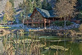 Custom Bitterroot Valley Cabin w/ Hot Tub & Views!
