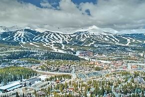 'snowdogs' Breck Condo w/ Fireplace: Walk to Lifts