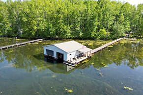Guntersville Lake Home w/ Deck & Covered Boat Slip