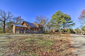 Wilburton Cabin w/ Fire Pit, Mountain Views!
