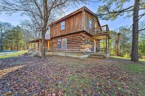 Wilburton Cabin w/ Fire Pit, Mountain Views!