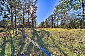 Wilburton Cabin w/ Fire Pit, Mountain Views!