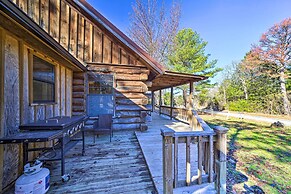 Wilburton Cabin w/ Fire Pit, Mountain Views!