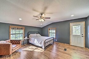 Wilburton Cabin w/ Fire Pit, Mountain Views!